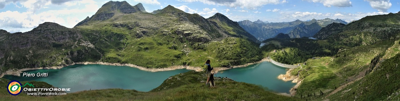 77 Ed ora in discesa su tracce e a vista verso i Laghi Gemelli.jpg
